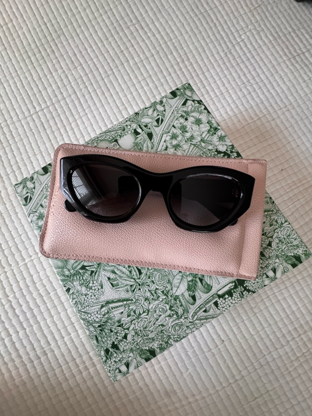 Chloé Black Cat-Eye Sunglasses with Green Lenses